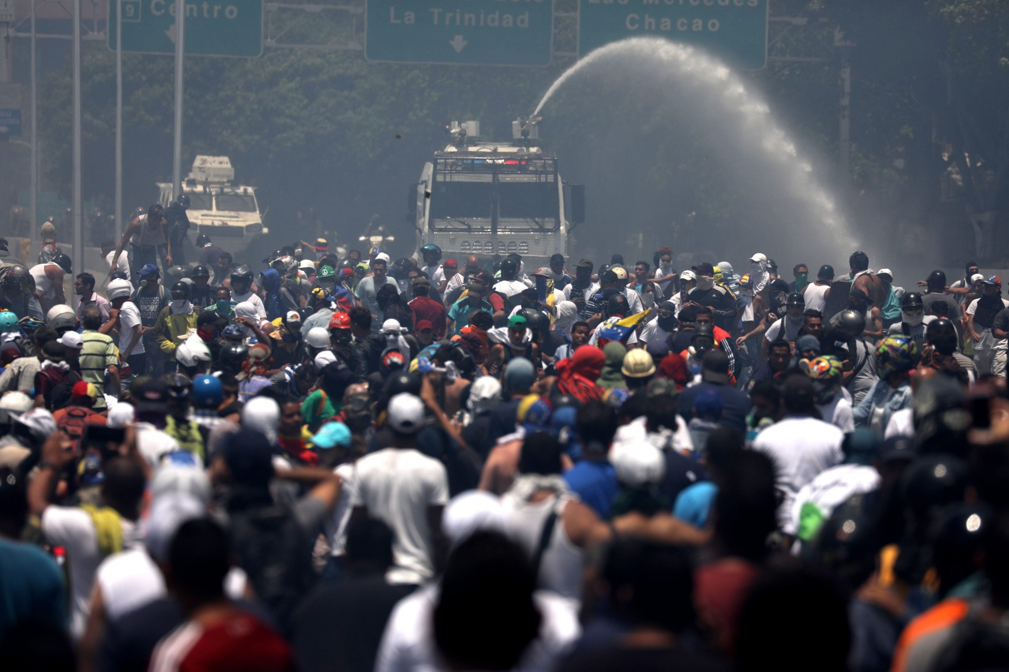 epaselect epa07538456 Supporters of President of the Venezuelan Parliament confront armored trucks of the Bolivarian Armed Forces during a protest at the Altamira area, in Caracas, Venezuela, 30 April 2019. Venezuelan interim President Juan Guaido has asked supporters to take to the streets in order to end the regime of President Nicolas Maduro. Meanwhile, Venezuelan opposition leader Leopoldo Lopez was freed from his house arrest, appearing alongside Guaido and military forces in Caracas.  EPA/Miguel Gutierrez epaselect VENEZUELA CRISIS