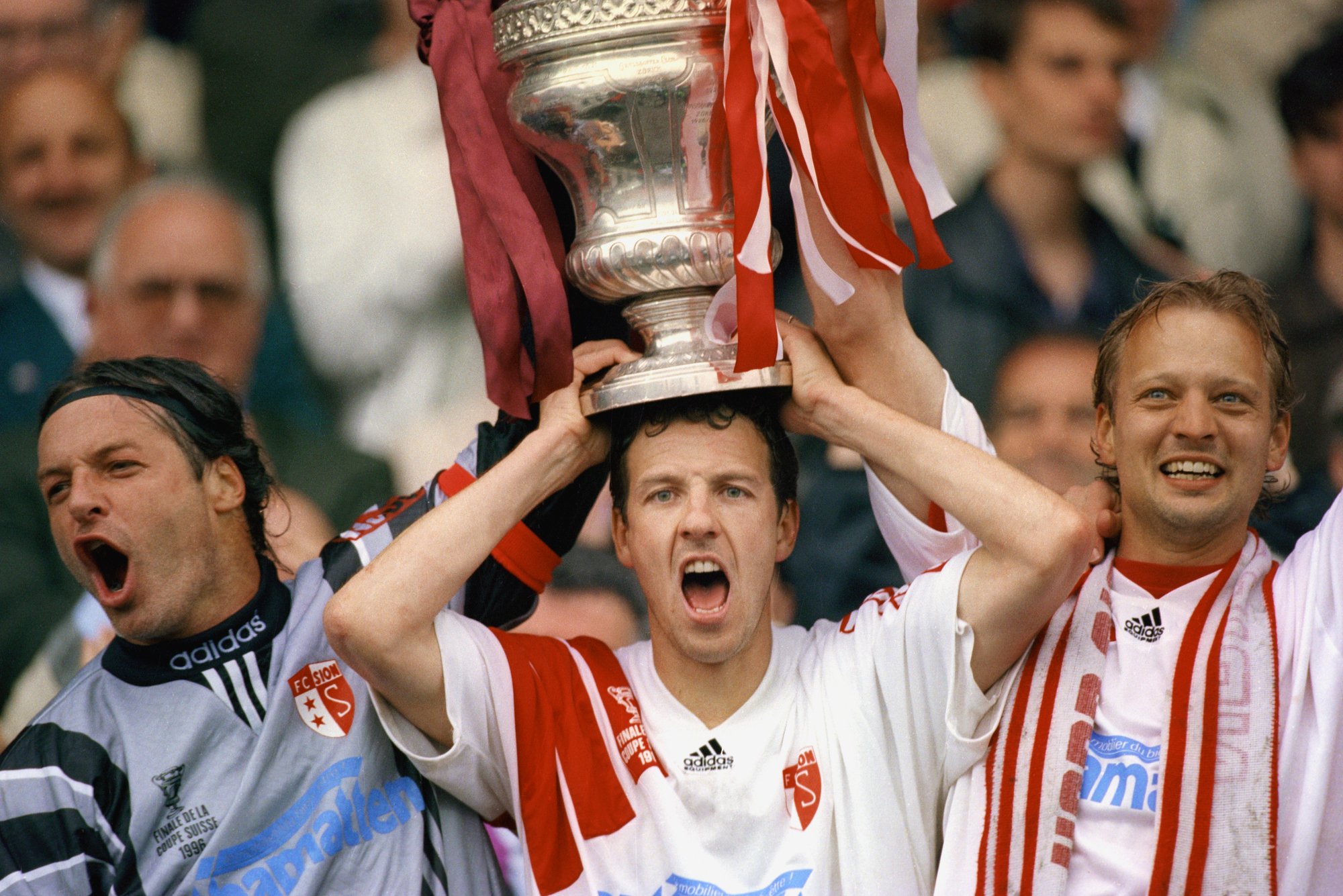 Christophe Bonvin se coiffe de la Coupe de Suisse après la victoire en finale contre Servette en 1996.