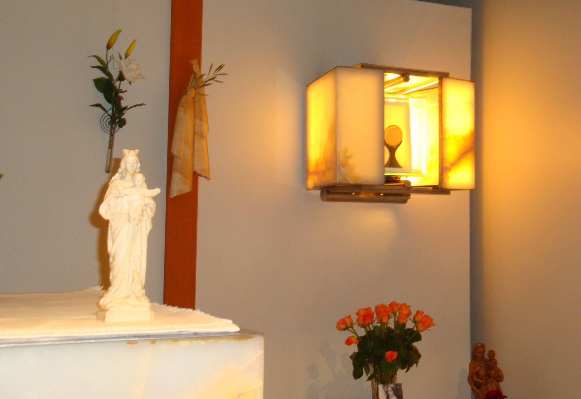 L'adoration permanente a été lancée le 29 avril 2009 à la chapelle du Foyer Sœur Louise Bron à Fully.