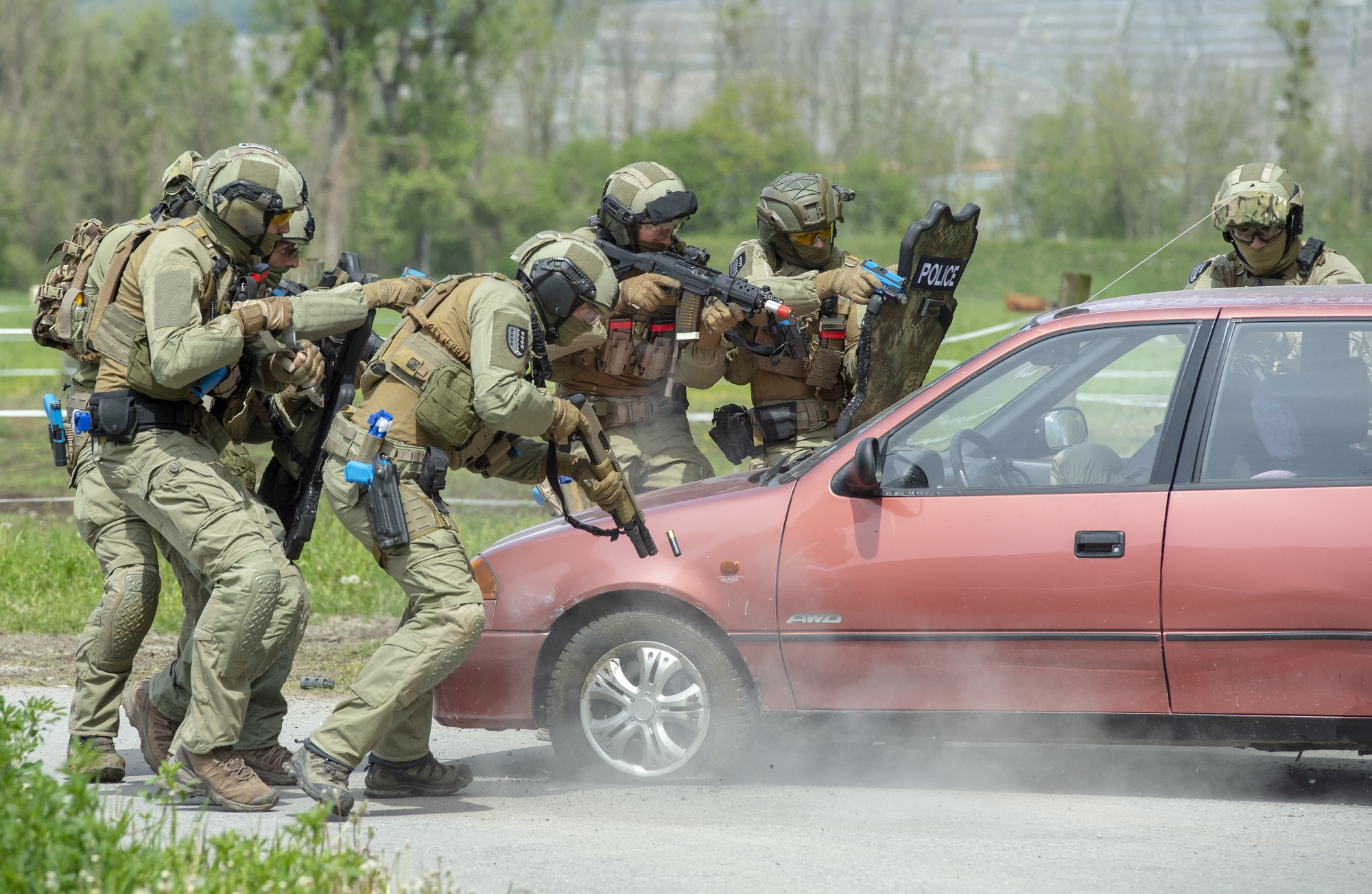 Les troupes d'élite de la police cantonale face à deux «terroristes» qui font feu à la Kalachnikov. La réaction des agents fut impressionnante.