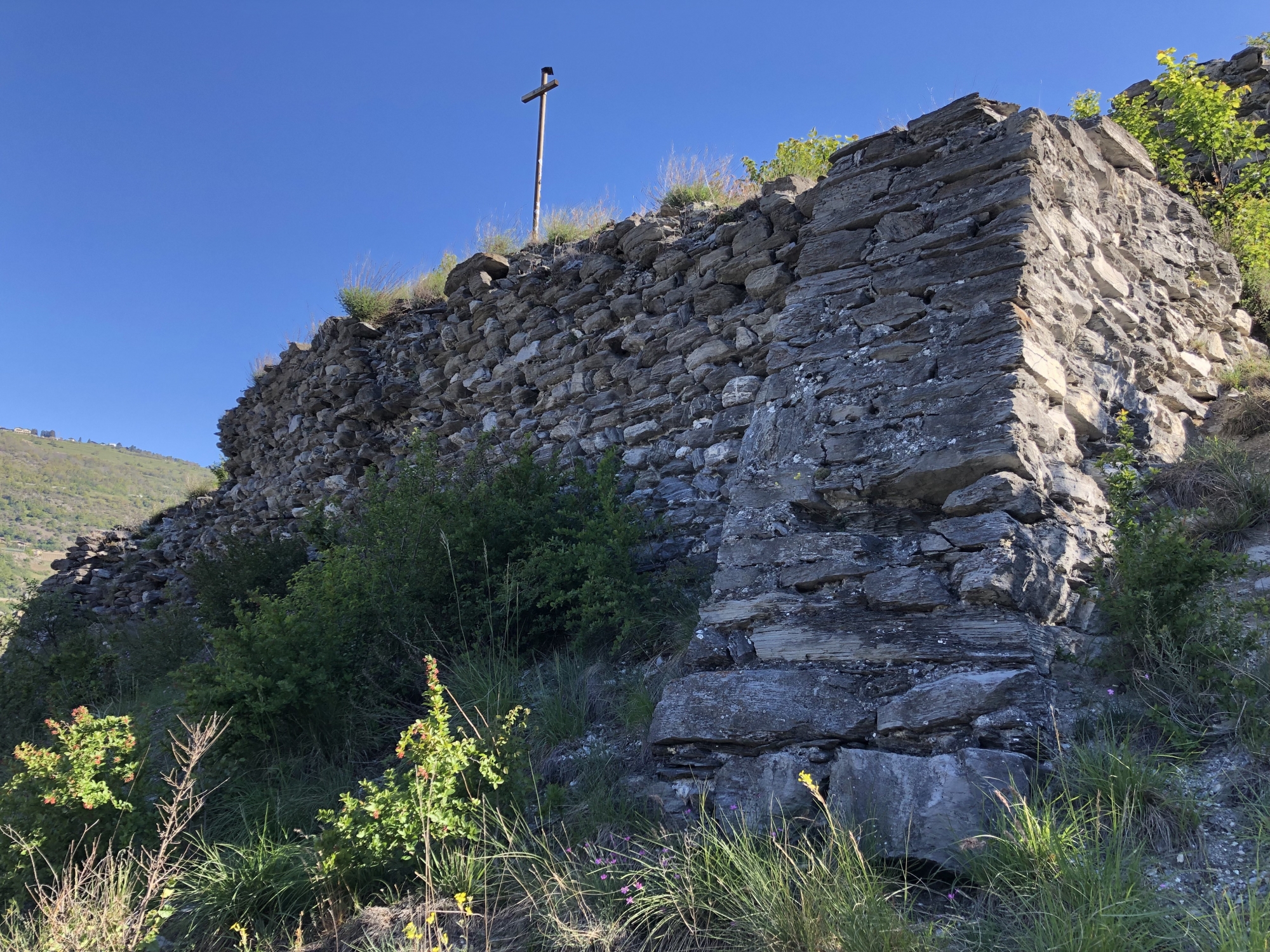 C'est le mur ouest de la Bâtie qui fera l'objet des premiers travaux de restauration mandatés par la Fondation du Vieux-Granges.