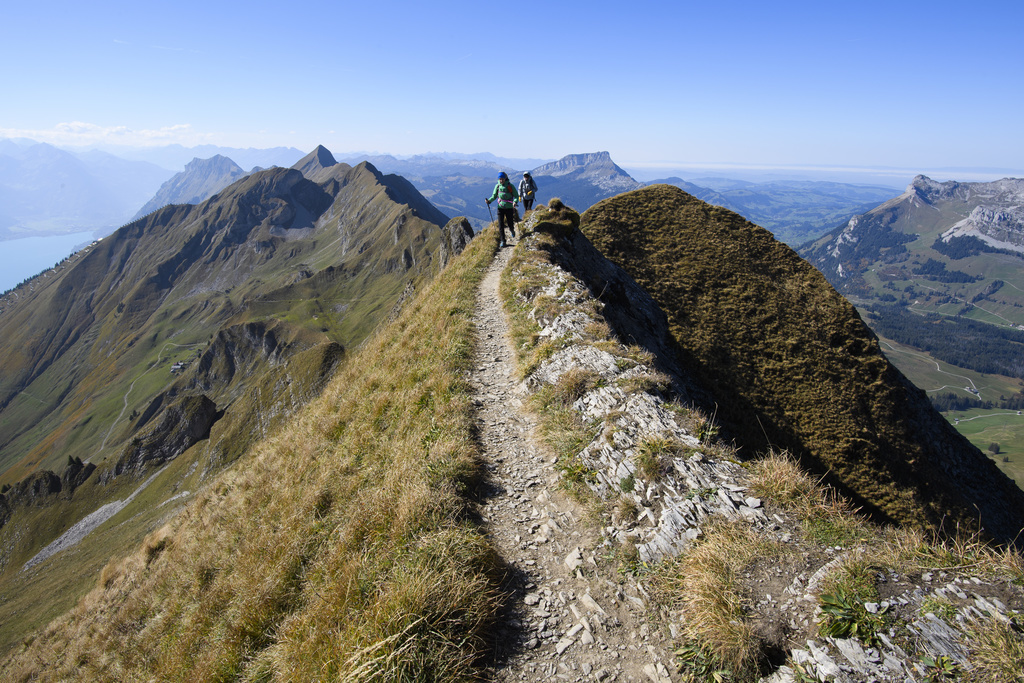 Les plus entraînés peuvent choisir le Chemin des cols alpins, qui longe la crête sud des Alpes sur 610 km.