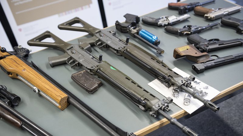 De nouvelles conditions d'acquisition s'appliquent pour différentes armes à feu semi-automatiques comme les fusils d'assaut 57 et 90. (Illustration)