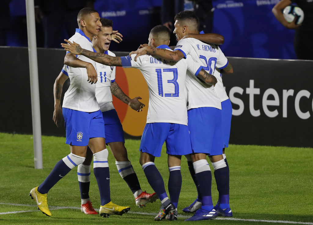 Les joueurs brésiliens célèbrent l'un des trois buts de leur équipe, qui a remporté son premier match dans la Copa America.