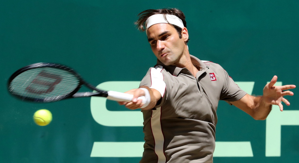 epa07667821 Roger Federer from Switzerland in action against David Goffin from Belgium during their final match at the ATP Tennis Tournament Noventi Open (former Gerry Weber Open) in Halle Westphalia, Germany, 23 June 2019. EPA/FOCKE STRANGMANN
