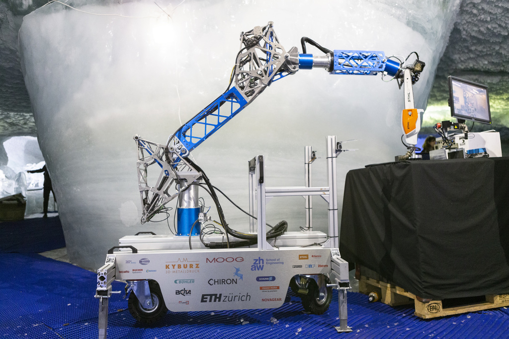 Le robot "CHIRON" dispose d'un bras doté d'outils interchangeables pour découper les blocs de glace.