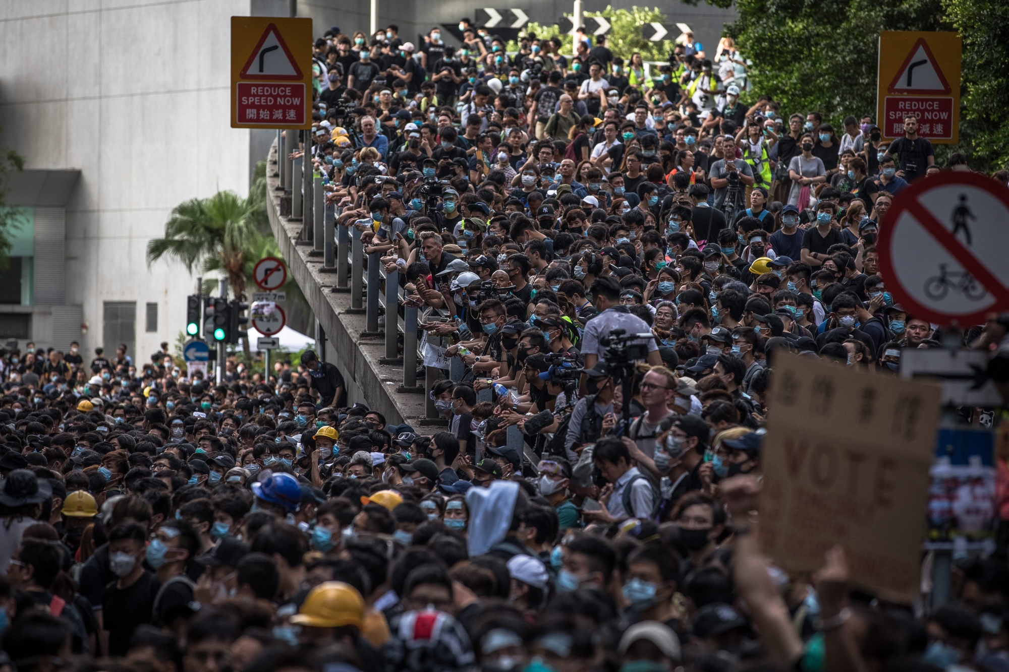 epa07663150 Protesters attend a rally outside the Wanchai Police headquarters in Hong Kong, China, 21 June 2019. Hong Kong is braced for new demonstrations as the government did not respond to a list of protester demands, such as a complete withdrawal of an extradition bill and investigation into police brutality.  EPA/ROMAN PILIPEY CHINA HONG KONG EXTRADITION BILL PROTEST