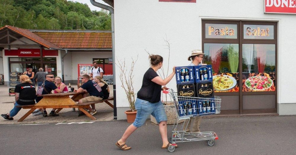 Les habitants ont "dévalisé" le supermarché et acheté toutes les bières, soit 120 caisses en tout!