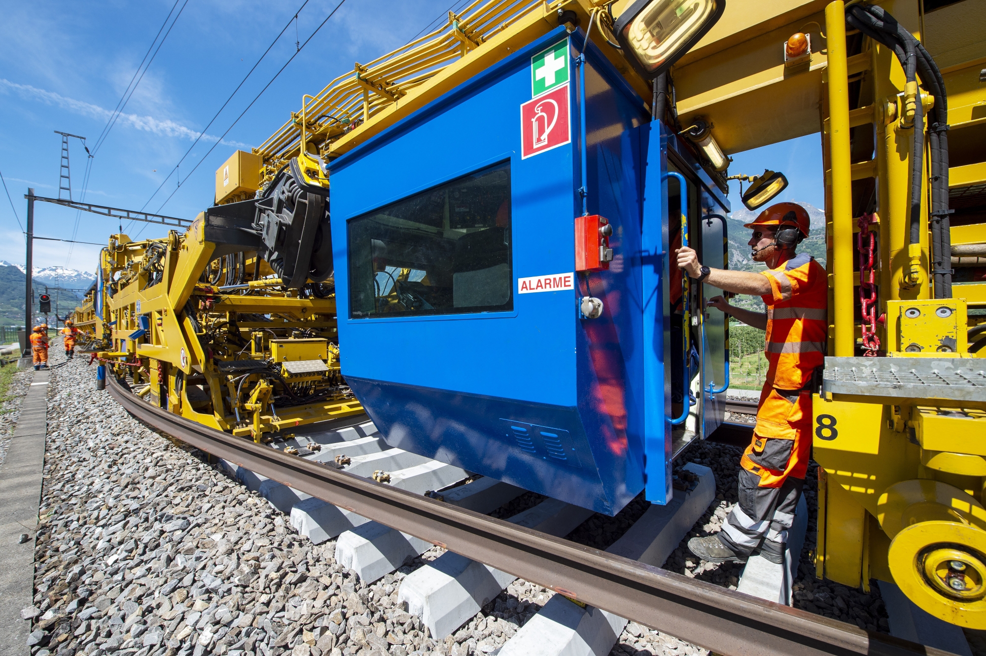 La machine est faite sur mesure pour les voies ferrées suisses. Elle écarte les rails pour permettre le remplacement des traverses.