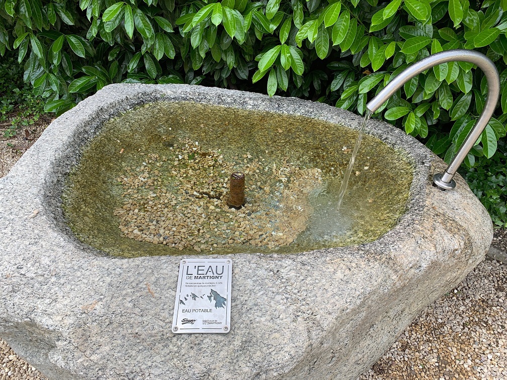 L'eau courante de Martigny - ici coulant dans la fontaine des Meillerettes - peut être à nouveau consommée sans restriction, ni modération.