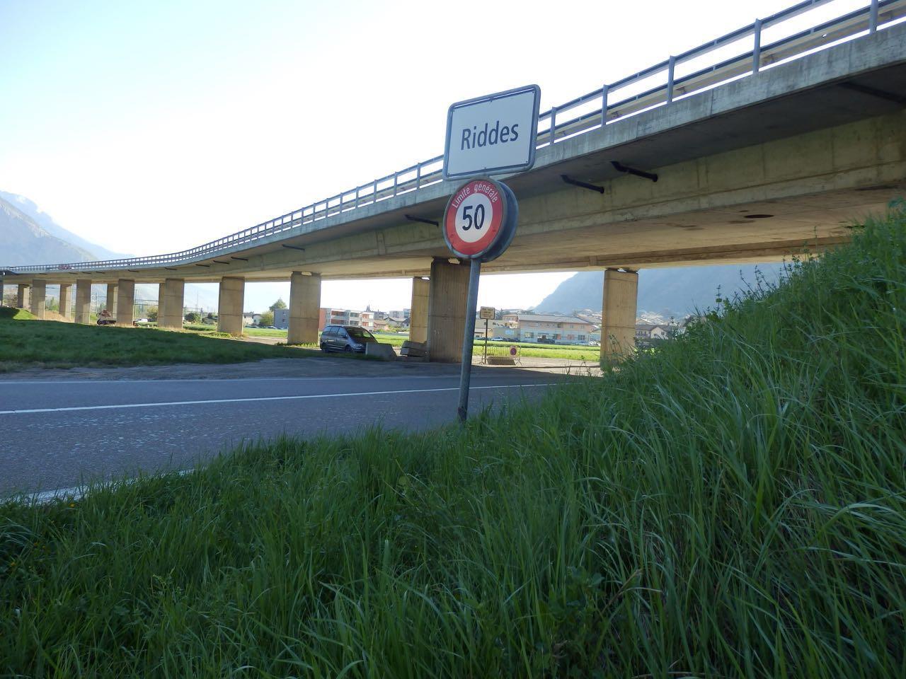 Le viaduc de Riddes, enjambant plusieurs routes, le Rhône, l'A9 et les voies CFF, est interdit aux poids lourds excédant 40 tonnes dès ce lundi après-midi.