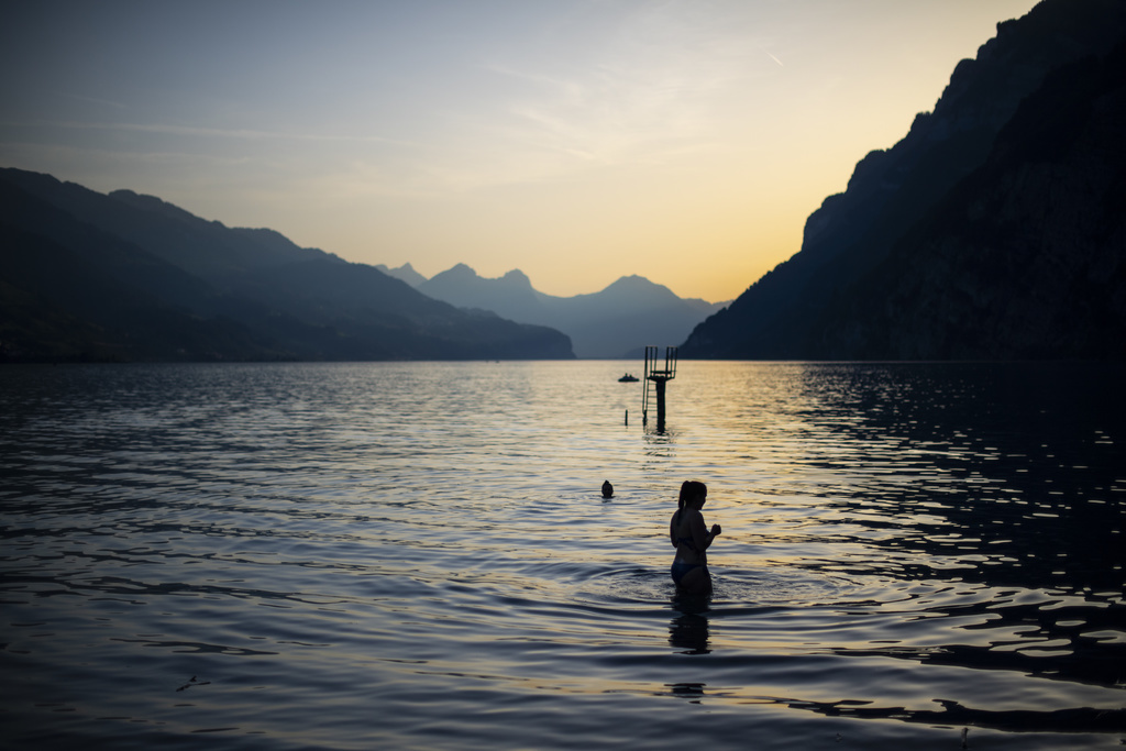 Comme ici au lac de Walenstadt, les Suisses ont pu profiter de températures chaudes durant la soirée.