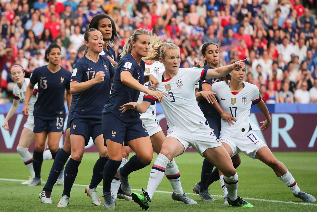 epa07680789 Samantha Mewis (C-R) of the USA in action against Amandine Henry (C-L) of France during the FIFA Women's World Cup 2019 quarter final soccer match between France and the USA in Paris, France, 28 June 2019. EPA/CHRISTOPHE PETIT TESSON