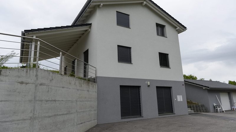 Le 11 mai 2013, un homme de 36 ans a été criblé de balles devant le garage de sa maison à Frasses, dans le canton de Fribourg. (Archives)