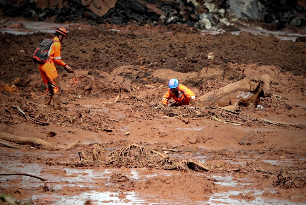 La rupture du barrage a déversé un véritable tsunami de boue de résidus miniers qui a tout emporté sur son passage.