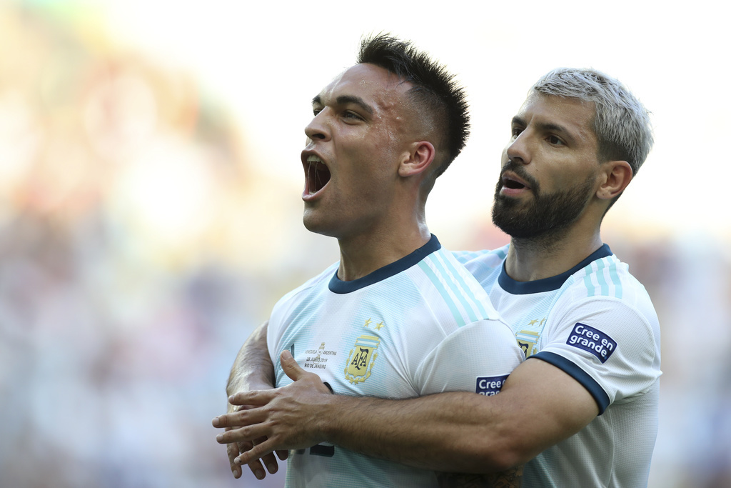 L'Argentin Lautaro Martinez, à gauche, a inscrit le premier but de son équipe, qui a battu la Venezuela 2-0 lors de la Copa America.