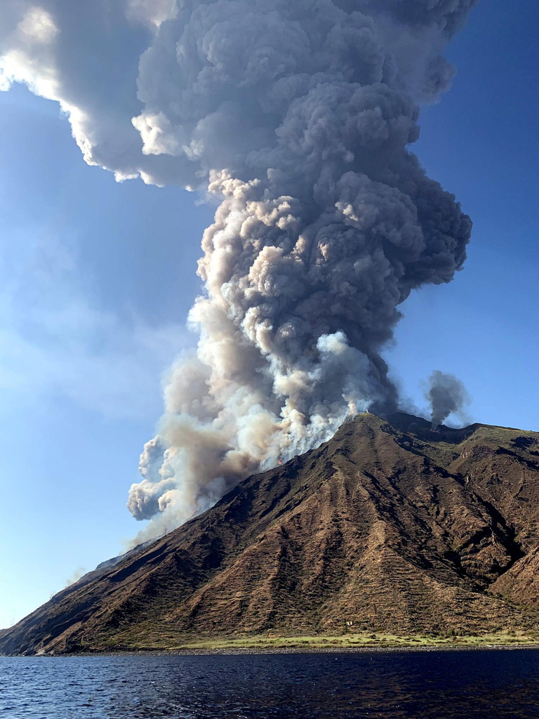 Un panache de 2 km de haut s'est élevé au-dessus du volcan.