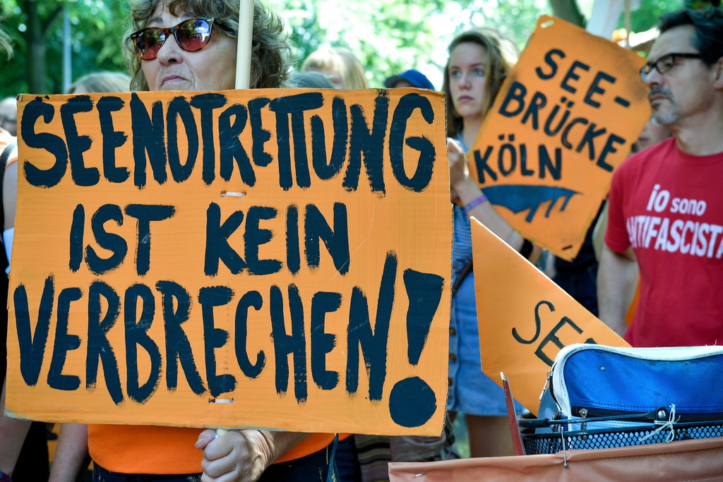 "Le sauvetage en mer n'est pas un crime" peut-on lire sur les pancartes des manifestants allemands. 