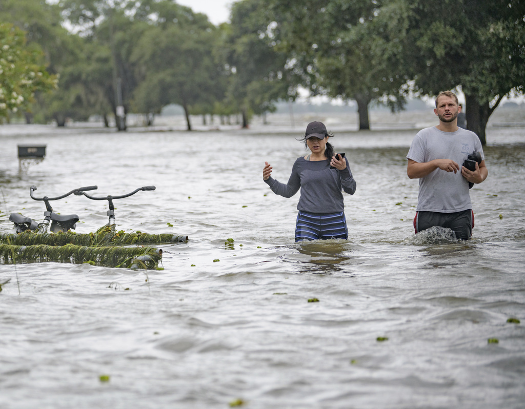 Le souffle de Barry a provoqué une onde qui a fait déborder un lac à Mandeville, en Louisiane.