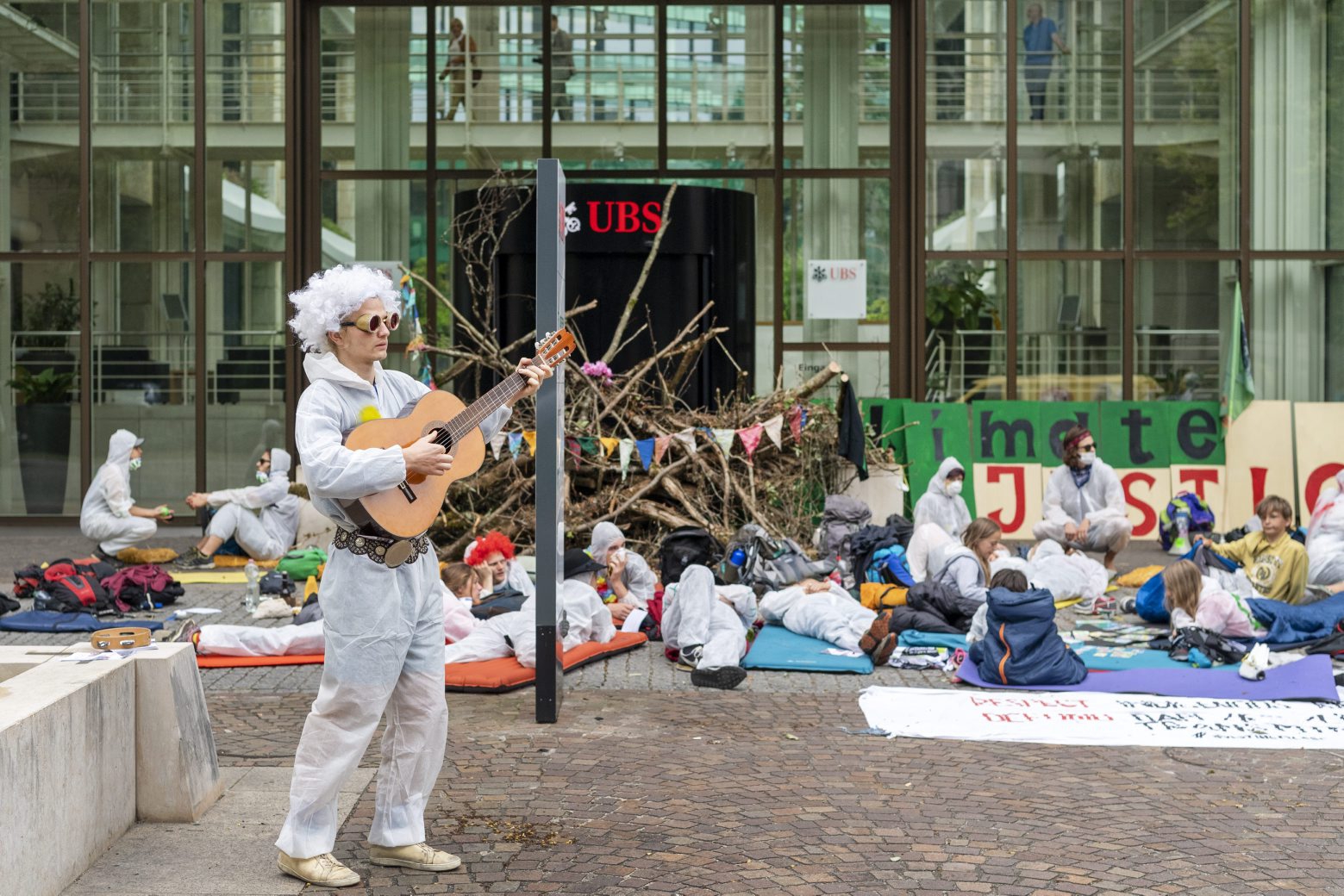 Aktivisten des Klimacamps der Gruppe Collective Climate Justice blockieren am ersten Aktionstag die Bank UBS am Aeschenplatz in Basel, am Montag, 8. Juli 2019. (KEYSTONE/Georgios Kefalas) SCHWEIZ COLLECTIVE CLIMATE JUSTICE