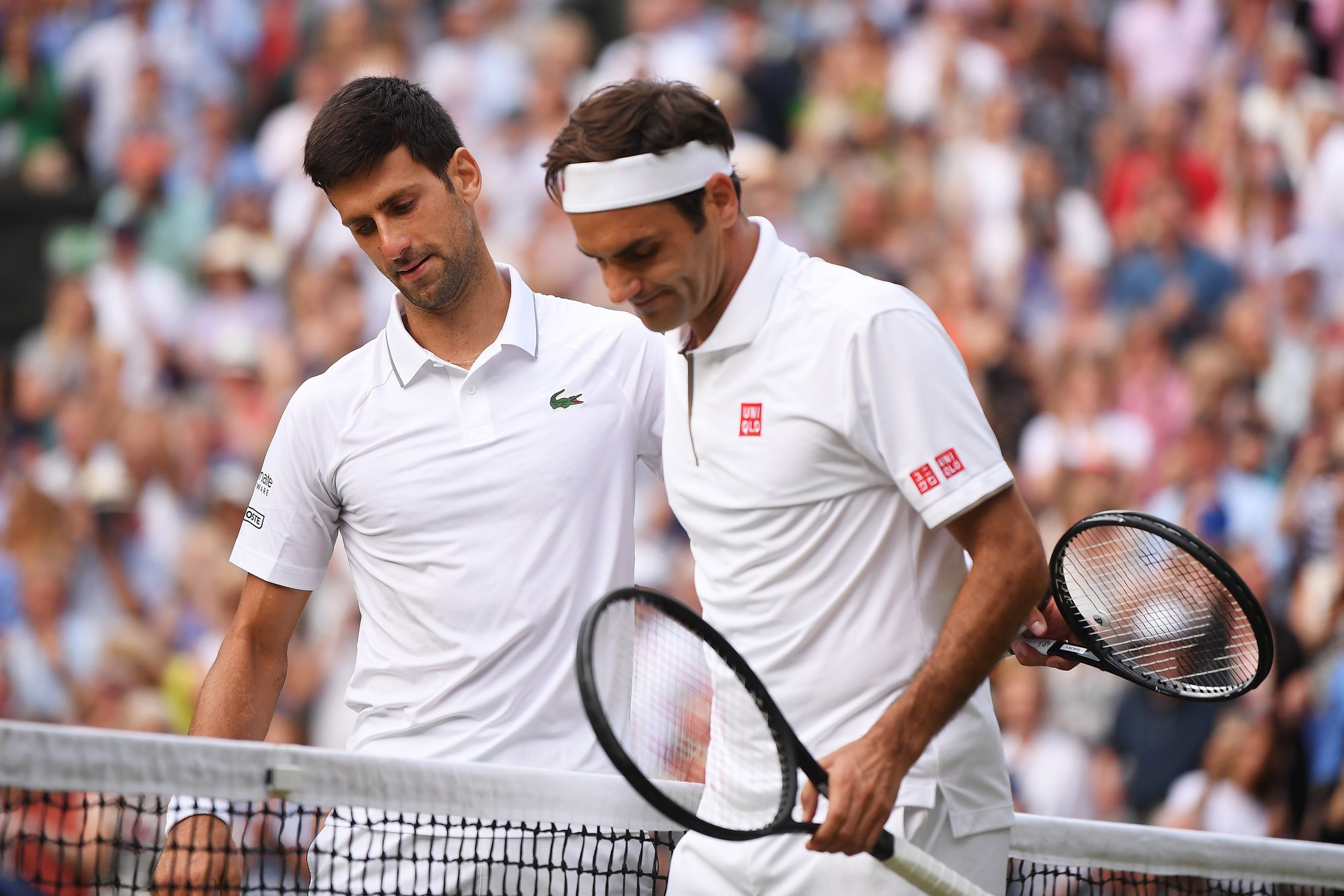 Novak Djokovic n'est plus qu'à quatre longueurs de Roger Federer après son titre à Wimbledon.