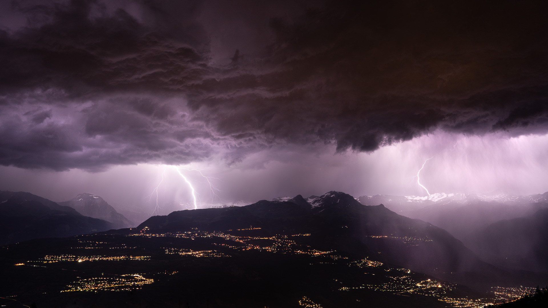 Les éclairs ont une nouvelle fois offert un spectacle intense sur le Valais.