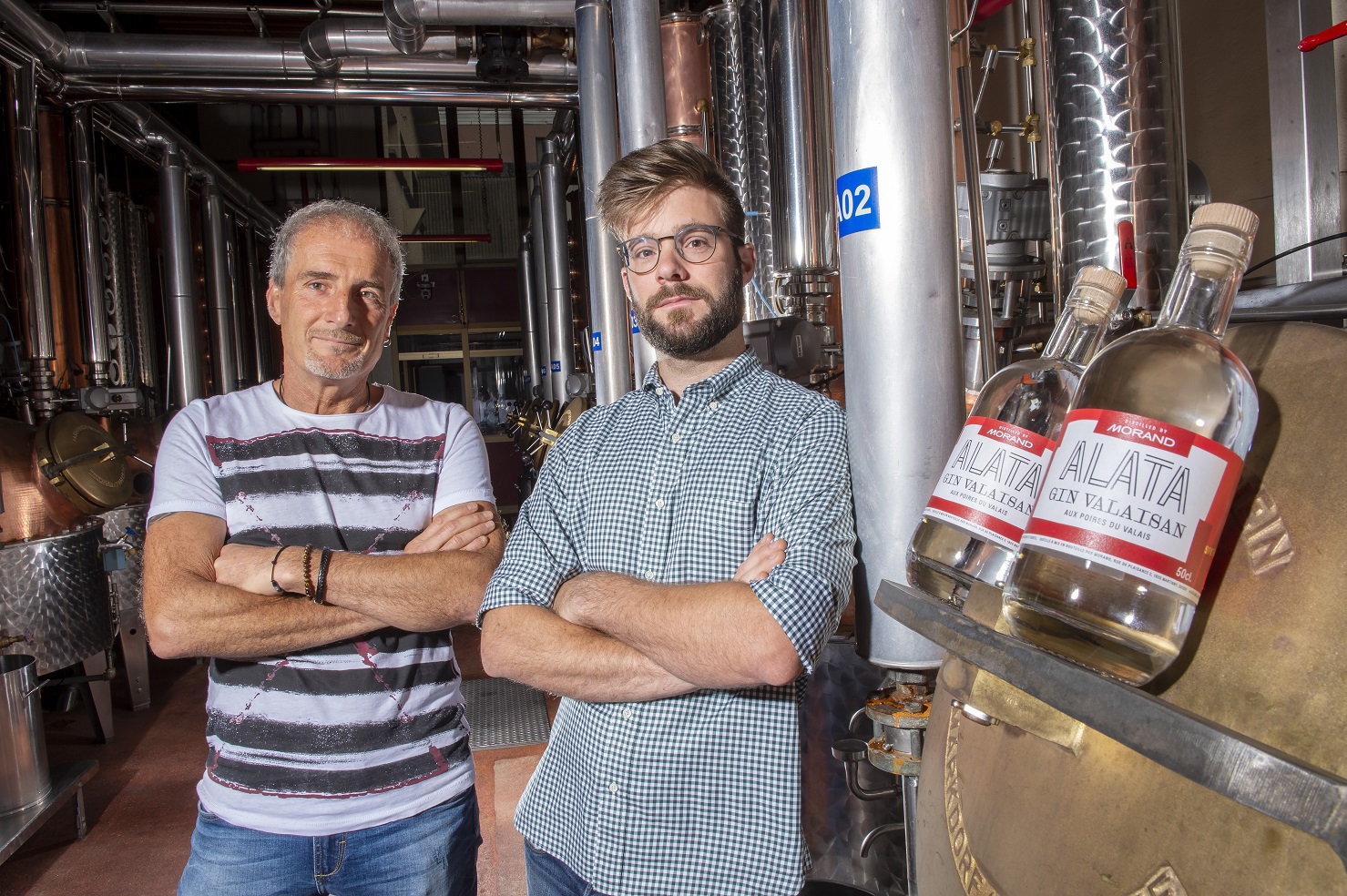 L'œnologue Thierry Manta (à gauche) et le fondateur d'Alata Hugo Pozzo di Borgo présentent le gin valaisan, fruit de la collaboration de la distillerie Morand et du producteur d'apéritifs valaisans.
