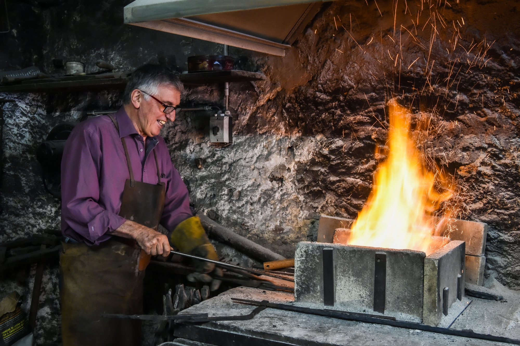 Luigi Carniel exerce sa passion dans la forge de Corcelles.