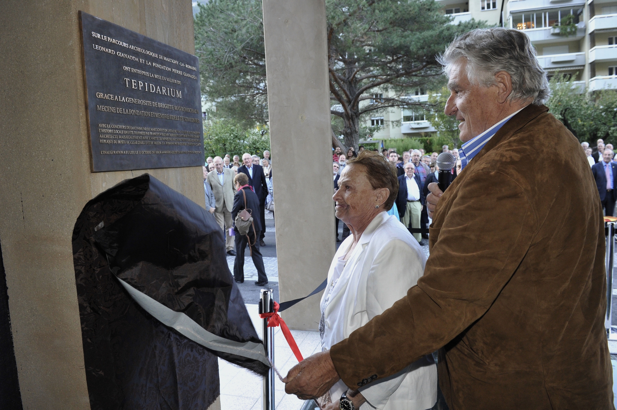 Le 11 octobre 2011, Brigitte Mavromichalis et Léonard Gianadda inauguraient le Tepidarium de Martigny, remis en valeur grâce à la générosité de la mécène.