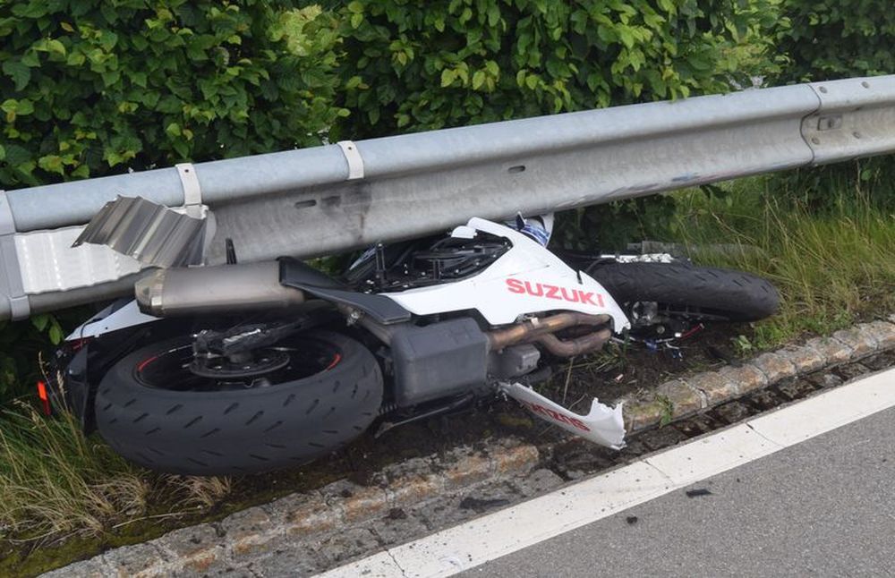 Le conducteur est mort sur les lieux de l'accident, indique la police cantonale.