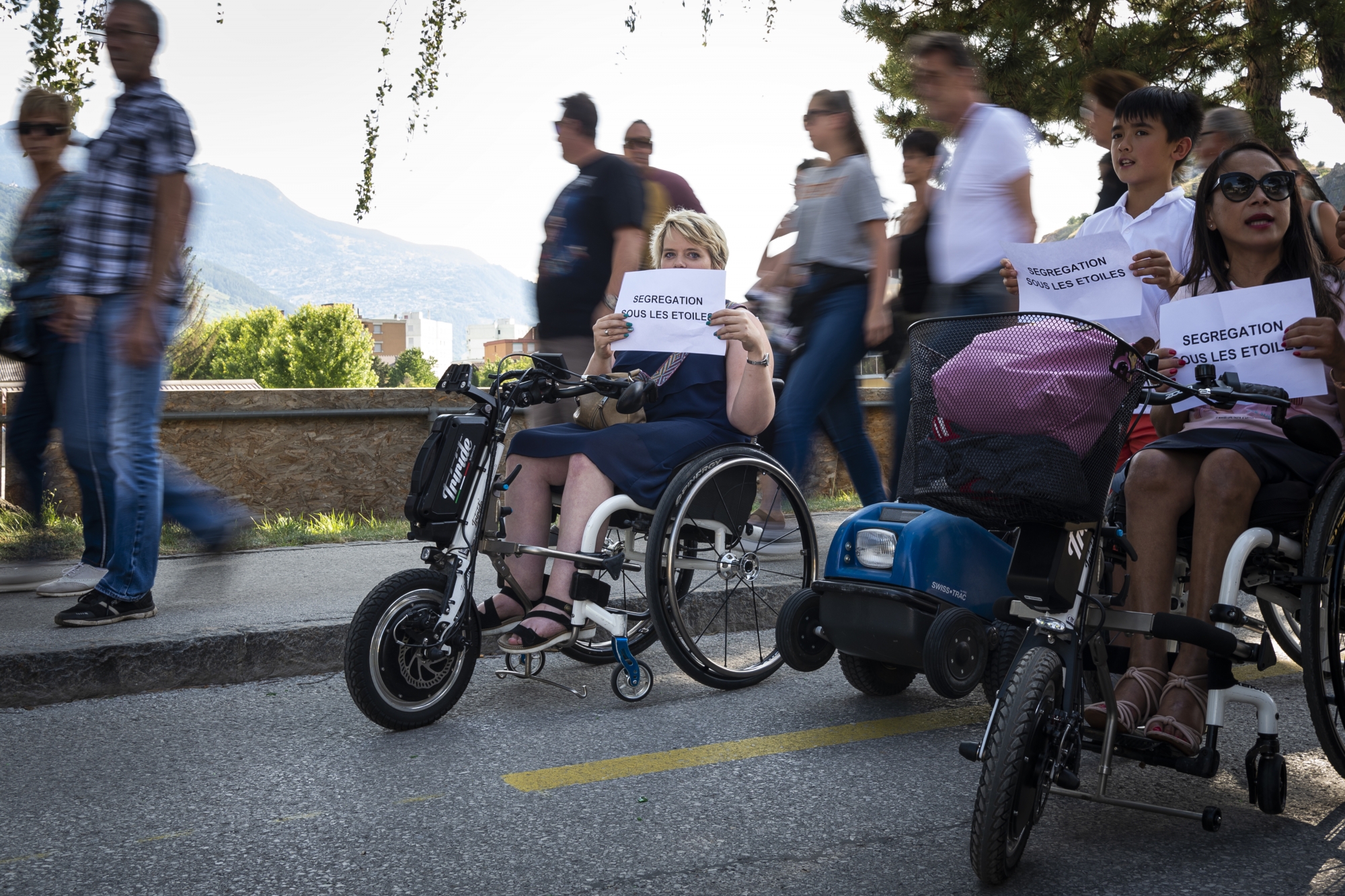Samedi soir, une dizaine de personnes à mobilité réduite ont manifesté en marge du festival.