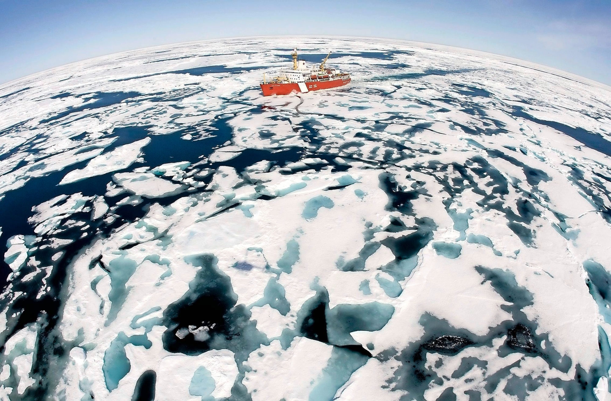 ** ARCHIV ** Der Eisbrecher 'Louis S. St-Laurent' von der kanadischen Kuestenwache bahnt sich am 10. Juli 2008 seinen Weg durch das Eis in der Baffin Bay, Kanada. Der Klimawandel wirkt sich in der Arktis immer dramatischer aus. Wie aus dem dritten Arktisbericht von 46 Wissenschaftlern aus zehn Laendern hervorgeht, liegen die Temperaturen zurzeit um fuenf Grad ueber dem Normalwert und damit so hoch wie nie zuvor im Herbst. 2007 war demnach das waermste Jahr seit Beginn der Aufzeichnungen in der Region. Die Schmelze der Eisberge erreichte im vergangenen Jahr einen Rekordwert. (AP Photo/The Canadian Press, Jonathan Hayward) ** FILE **  The Canadian Coast Guard icebreaker Louis S. St-Laurent makes its way through the ice in Baffin Bay, Canada on Thursday, July 10, 2008.  The Louis S. St-Laurent is on its annual voyage through Canada's Arctic that includes patrols through the Northwest Passage. (KEYSTONE/AP Photo/The Canadian Press, Jonathan Hayward) USA Klima Arktis