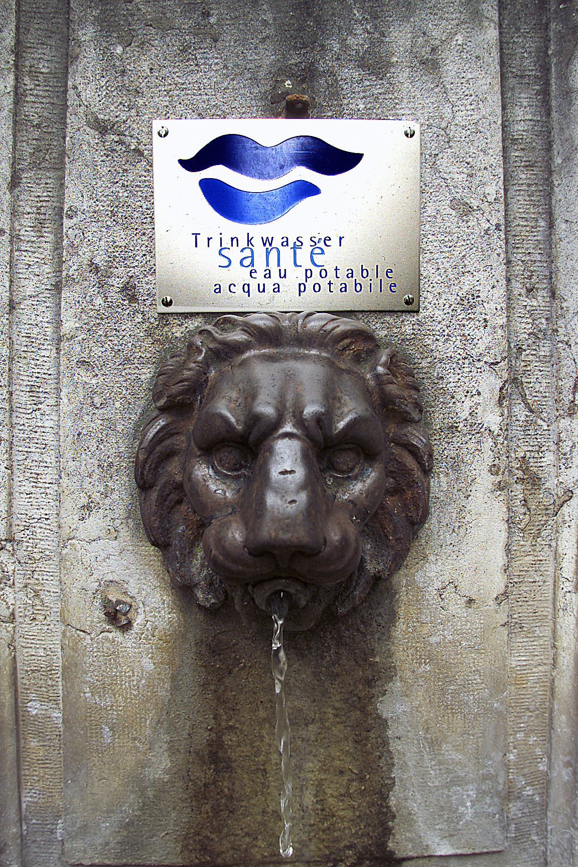 L'eau de toutes les fontaines de la ville de Neuchatel est potable.

Neuchatel, le 21 mars 2002
Photo: Christian Galley

 EAU POTABLE