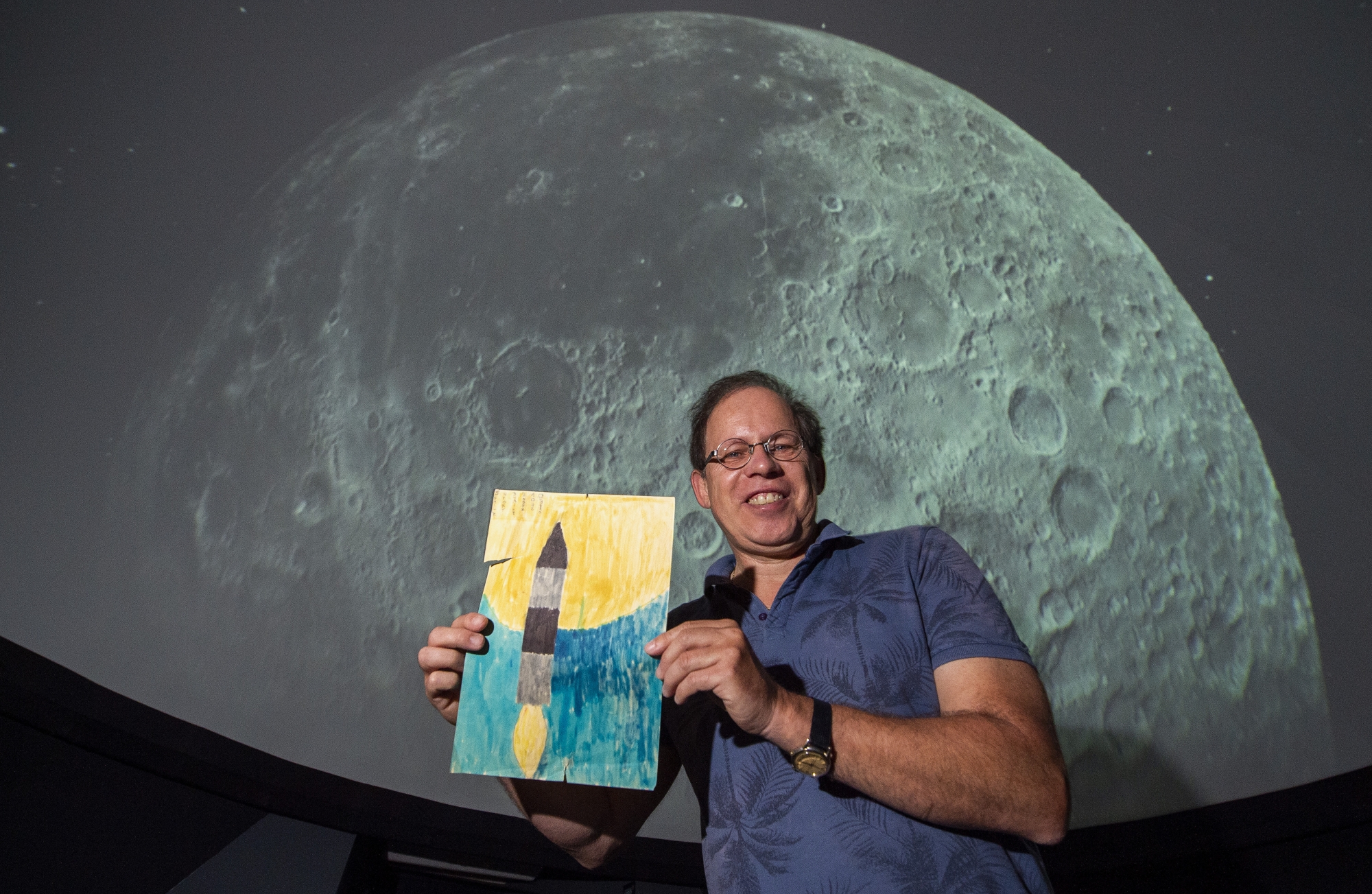 Alain Kohler, fondateur de la Société d'astronomie du Valais romand, tient fièrement le dessin qu'il avait réalisé à 8 ans, le jour du décollage d'Apollo 11.