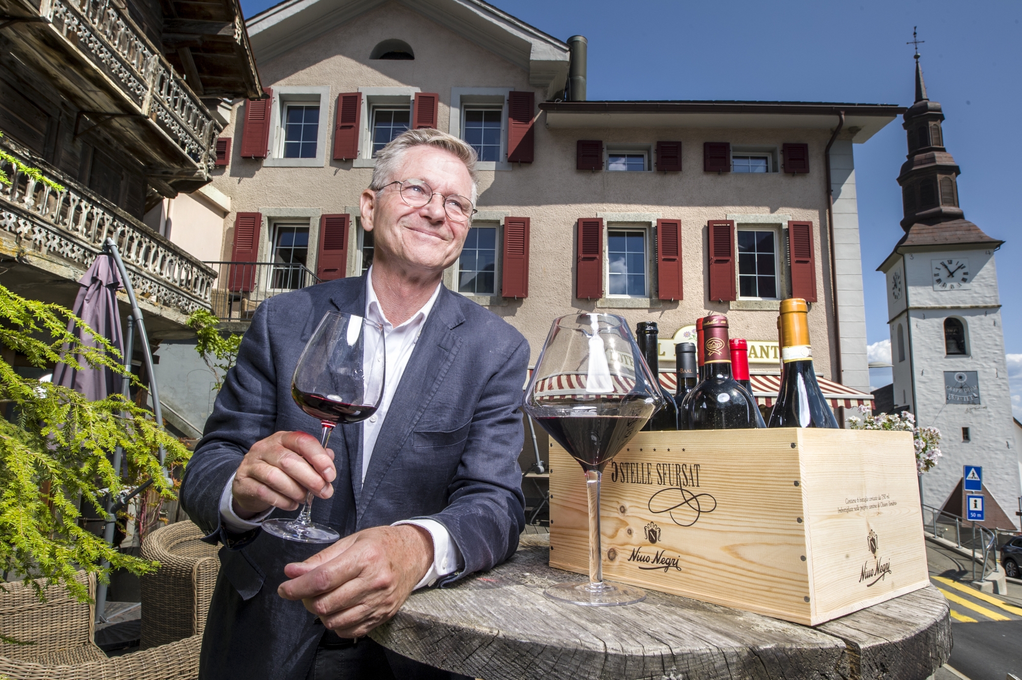A 60 ans, Per-Henrik Mansson s'est lancé le challenge de reprendre l'hôtel-restaurant Le Communal. Huit ans plus tard, il s'y démène toujours par amour pour le vin, la gastronomie et la région.