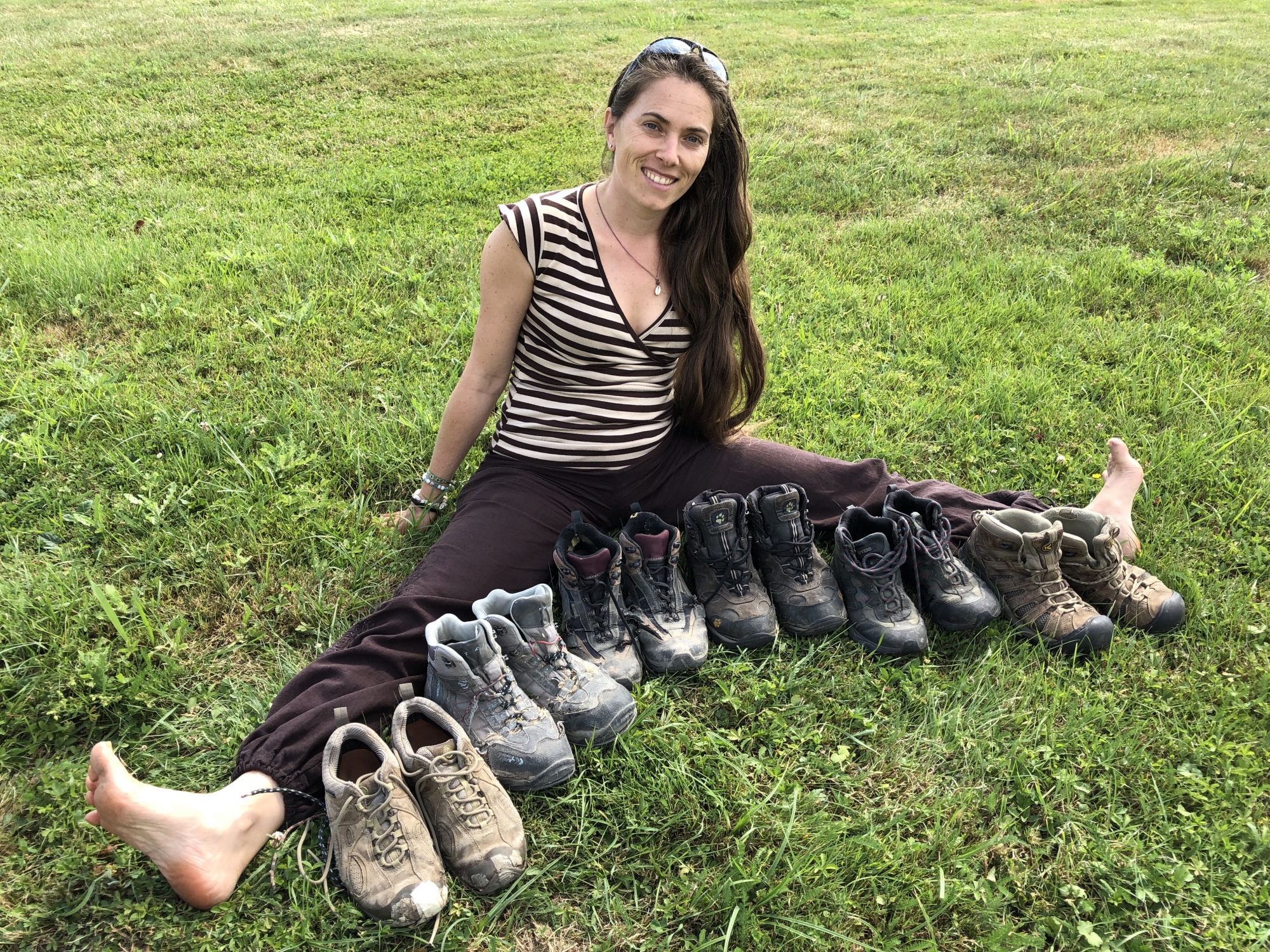 Caroline Moireaux et six de ses paires de chaussures ayant globe-trotté avec elle. Deux paires manquent à l'appel, peut-être ont-elles continué sans elle? 