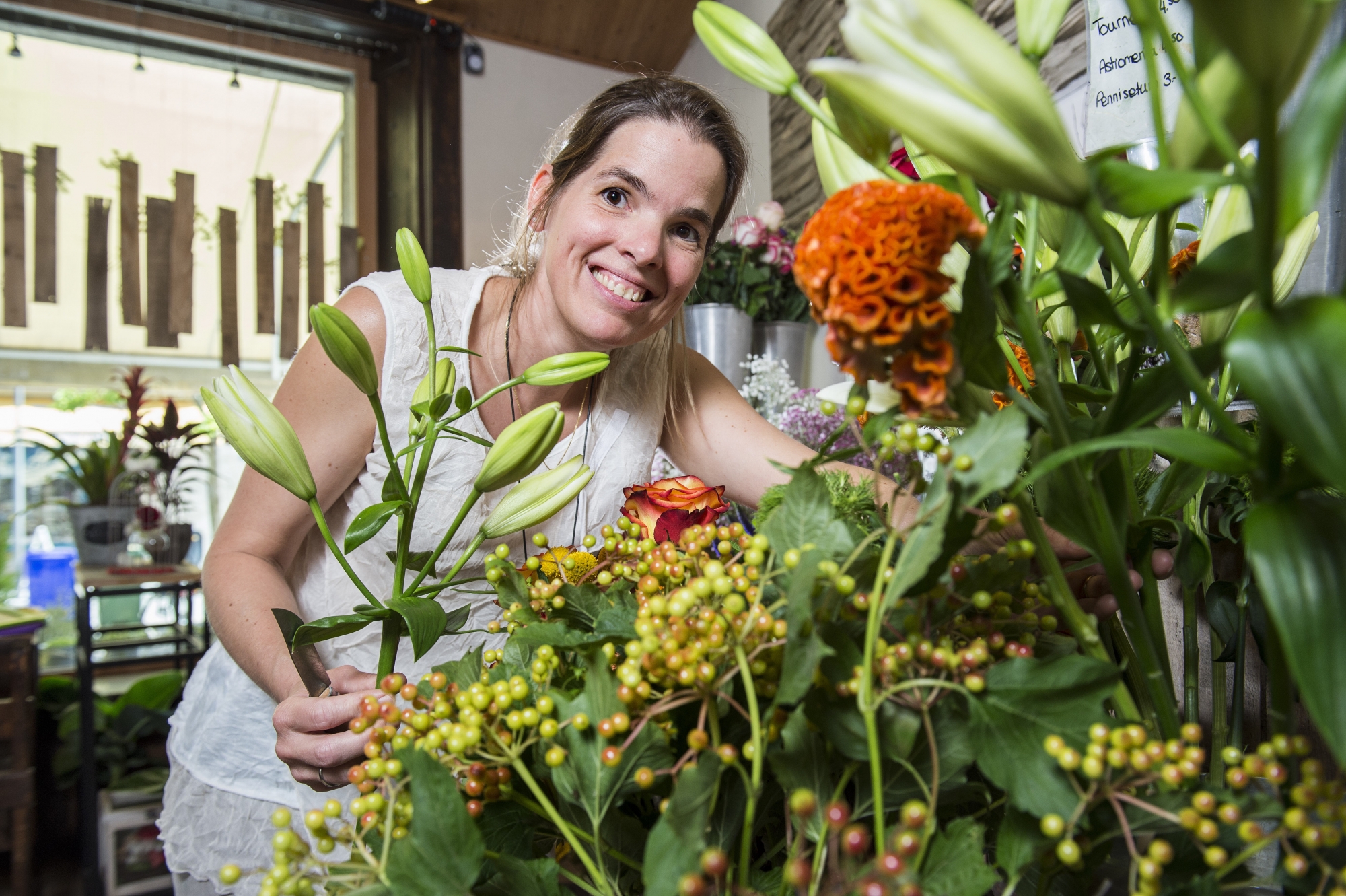 Depuis quinze ans, la fleuriste passionnée est gérante de la boutique Des Lys & Délices à Sion.