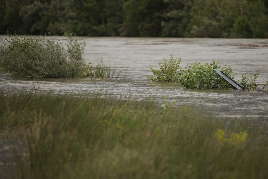 Le Rhone affiche une hauteur tres elevee du aux fortes pluies de ces derniers jours ce lundi 2 juillet 2012 a Leytron. L'Office federal de l'environnement a emis pour lundi un avis de danger marque pour le Rhone, entre Brigue (VS) et Fully (VS). (KEYSTONE/Maxime Schmid)
