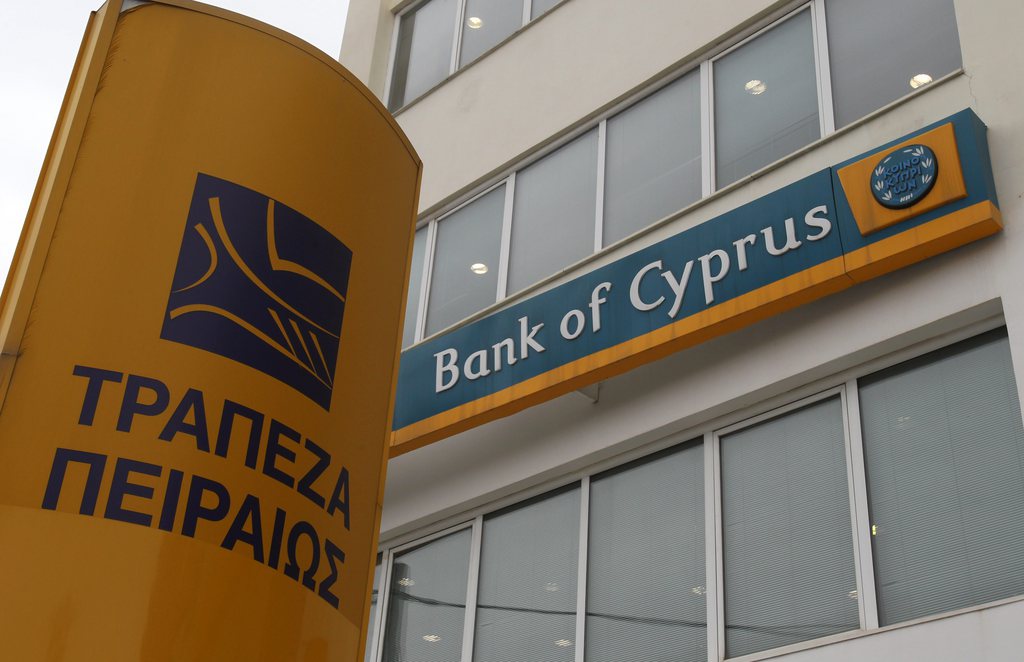 Fermées depuis le 16 mars, les guichets des banques de l'île méditerranéenne devaient initialement rouvrir mardi.