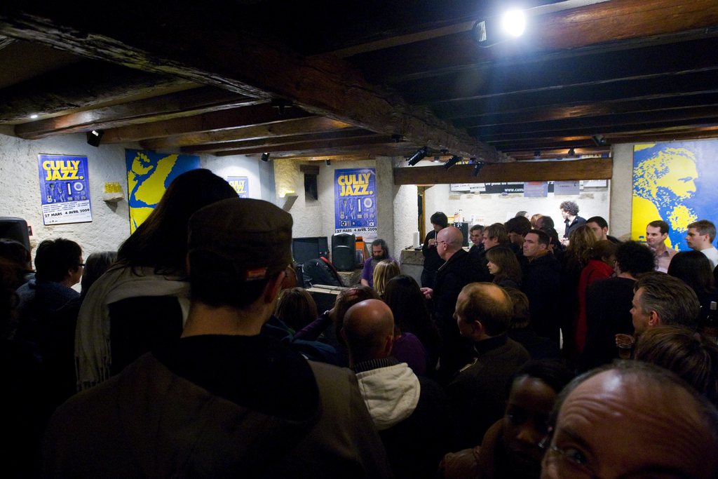 Des festivalier ecoutent de la musique dans un caveau lors du Cully Jazz Festival ce lundi 30 mars 2009 a Cully. (KEYSTONE/Jean-Christophe Bott)