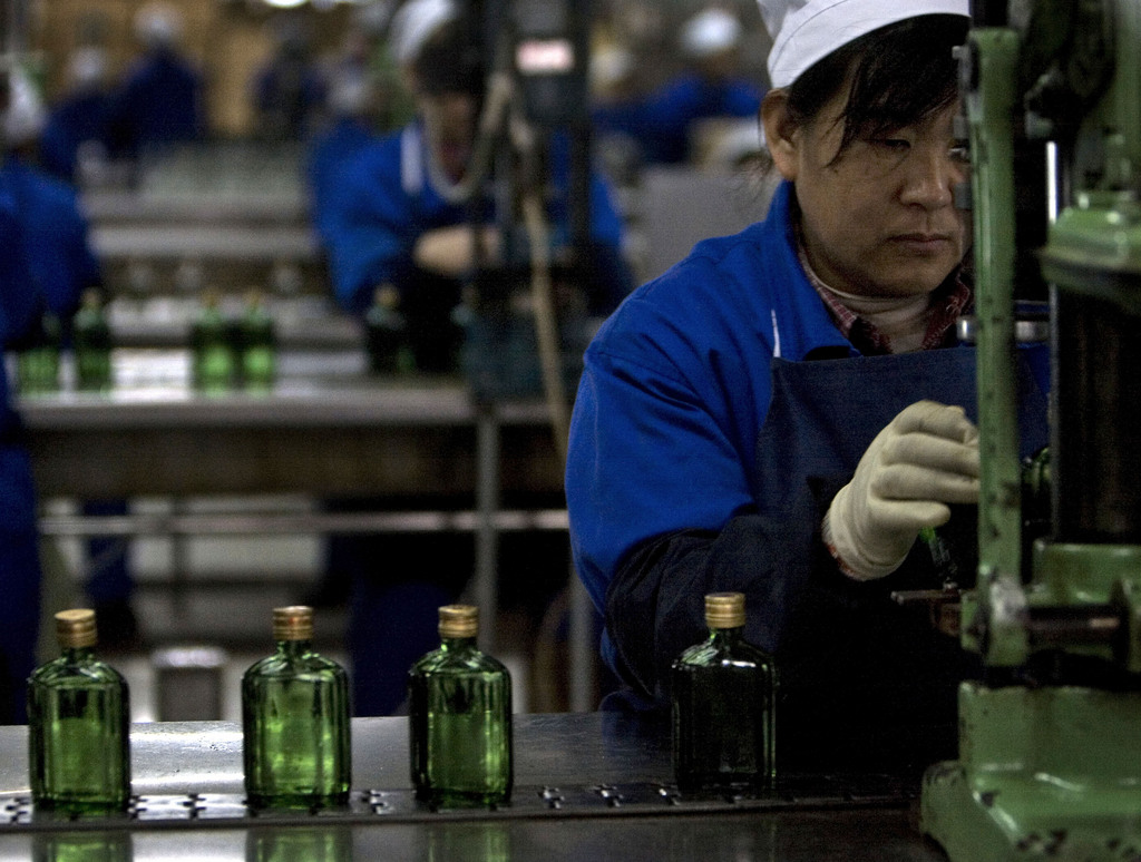 La campagne anti-luxe menée par la Chine pèse sur la production des fabricants de baijiu, un alcool blanc très prisé dans le pays.