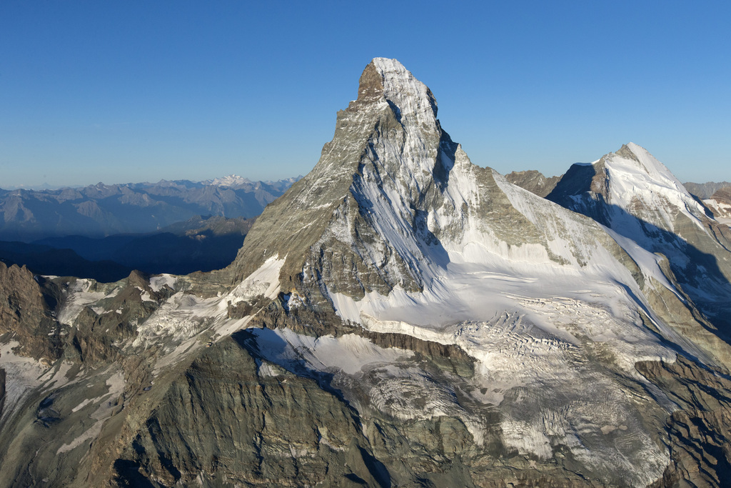 Un alpiniste allemand de 33 ans a perdu la vie samedi à Zermatt. En inspectant le Cervin qu'il voulait gravir, une plaque de neige l'a emporté dans une chute mortelle.