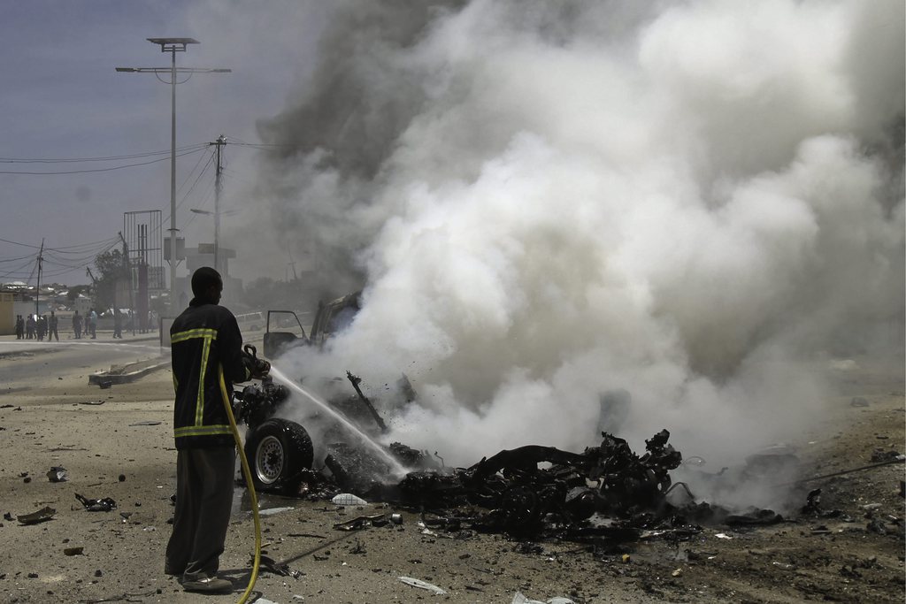 Des islamistes présumés, dont au moins un kamikaze portant des explosifs, ont attaqué dimanche un tribunal de Mogadiscio. Une voiture piégée a simultanément explosé (photo d'illustration). Plusieurs personnes sont mortes dans cette attaque.