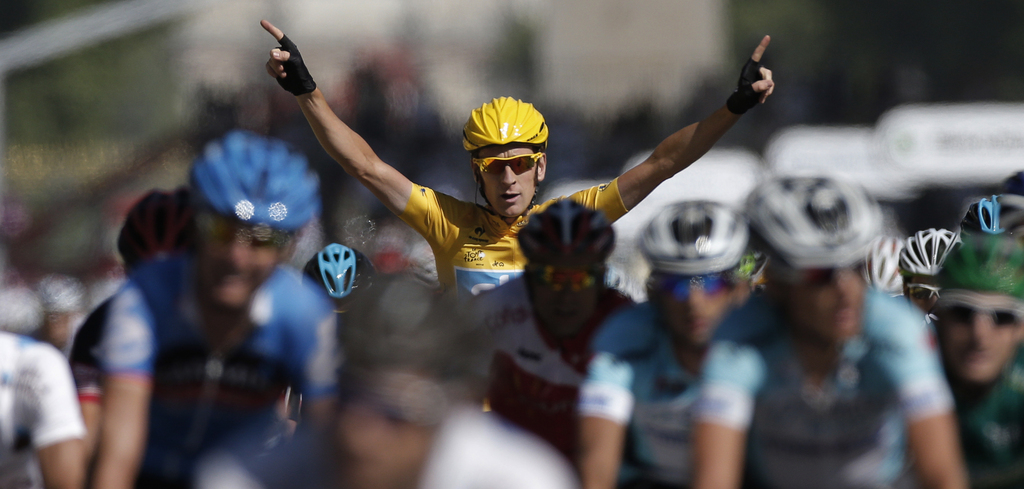 Le Britannique Bradley Wiggins a affirmé lundi être candidat à un doublé Tour d'Italie - Tour de France, malgré la concurrence interne au sein de l'équipe Sky. 