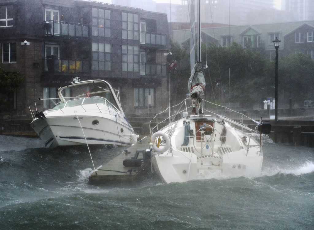 Dorian est accompagné de vents violents, de pluies torrentielles et de vagues de près de vingt mètres.