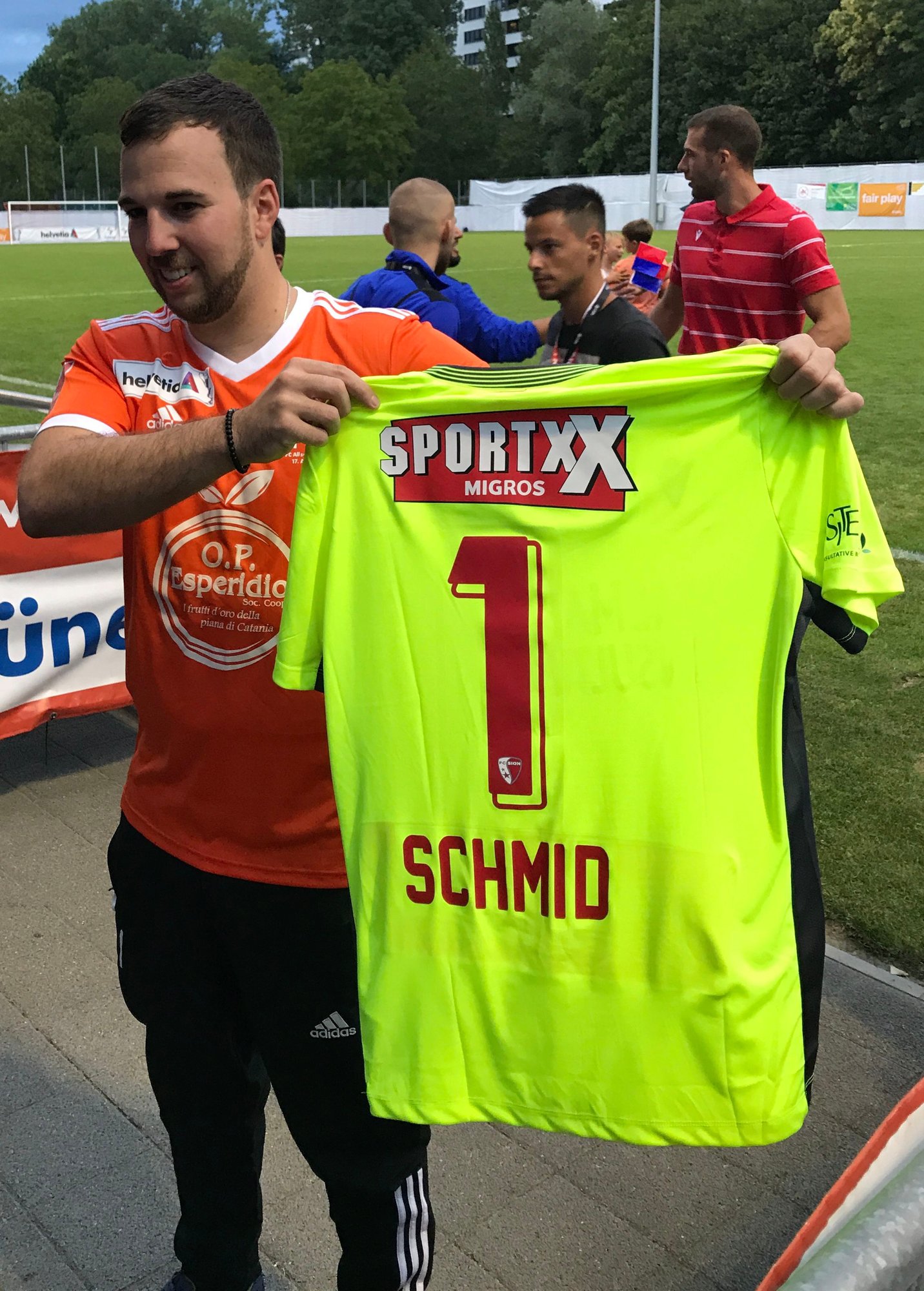 Marco Schmid, le gardien du FC Allschwil aux origines valaisannes, présente fièrement le maillot personnalisé que lui a offert le FC Sion