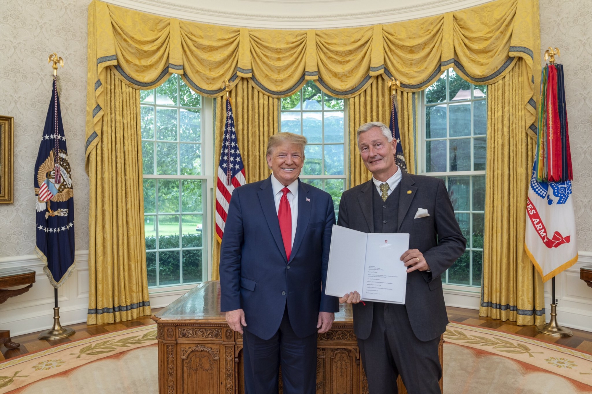 Jacques Pitteloud et le président Donald Trump à la Maison-Blanche.