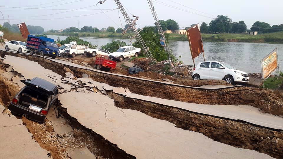 De profondes crevasses lézardent une route proche de Mirpur. Trois ponts ont aussi été endommagés.