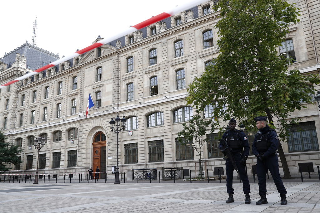 L'attaque d'un employé administratif de la préfecture contre ses collègues policiers a beaucoup choqué l'opinion en France. La piste djihdiste est désormais favorisée.
