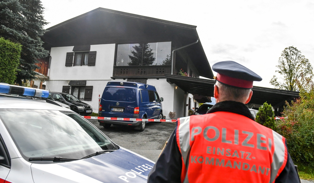 epa07900791 Police investigators stand at the house where a man has reportedly killed 5 people in Kitzbuehel, Tyrol, Austria, 06 October 2019. According to police, a man has allegedly killed his ex-partner, her family and her new boyfriend. EPA/DANIEL LIEBL